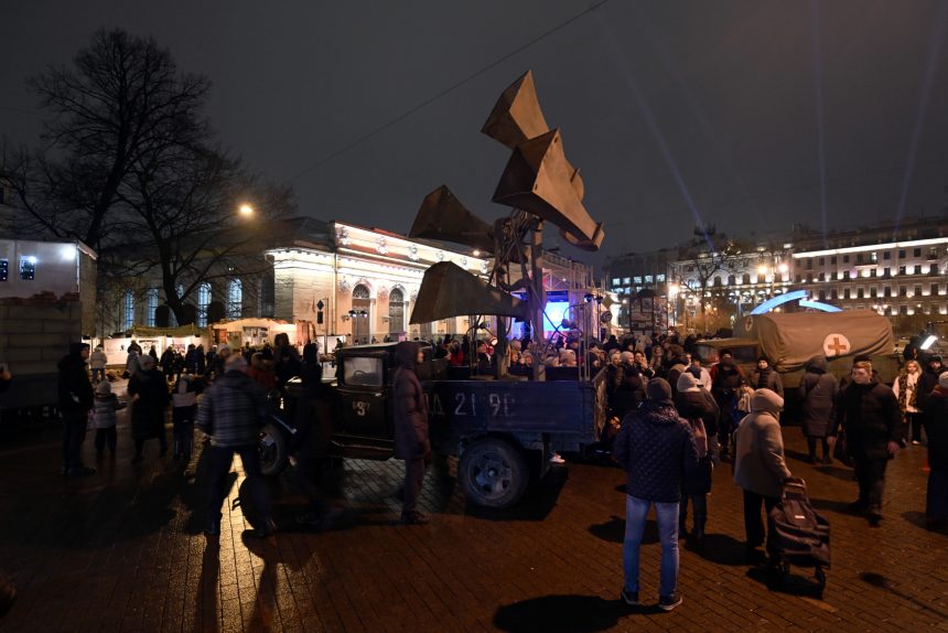 На Петроградской стороне создадут памятник слепым слухачам