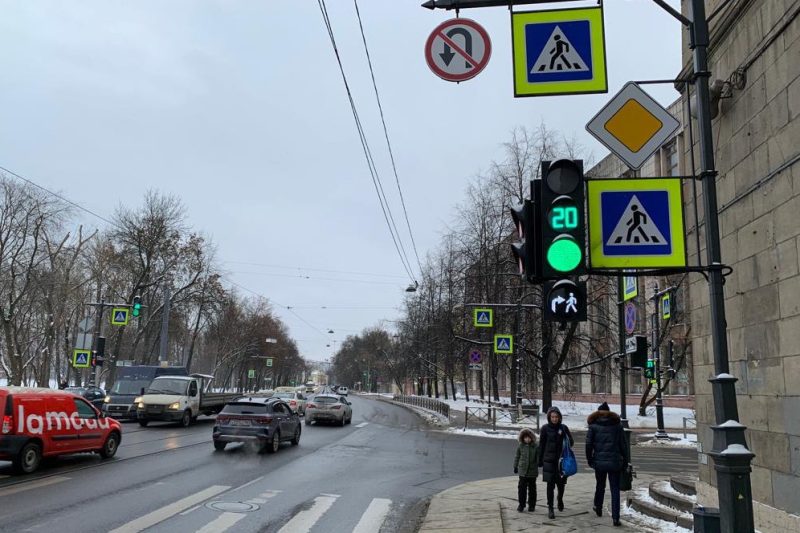 перекрёсток, дорожное движение, светофоры с бело-лунной секцией "пешеходы"