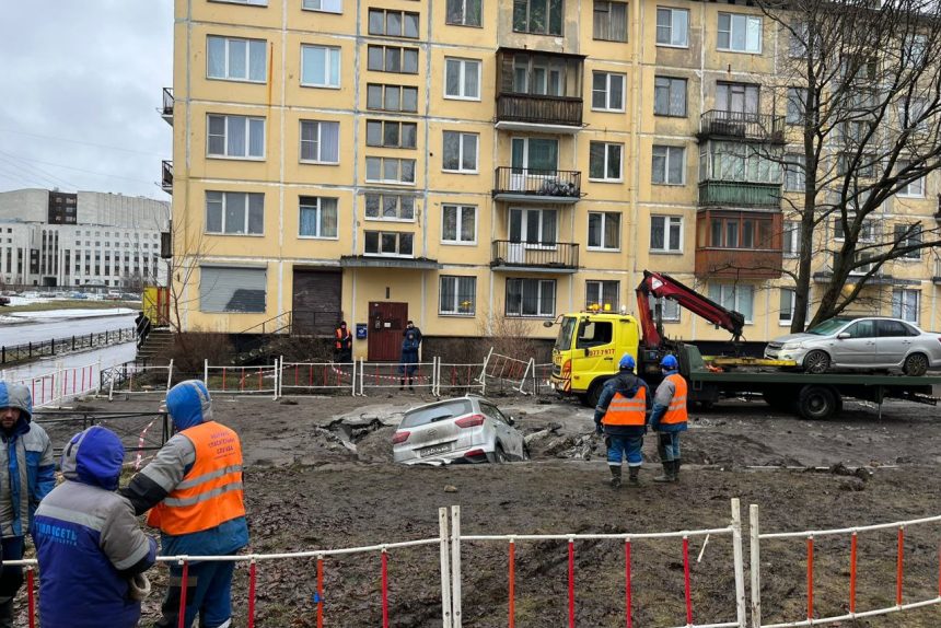 прорыв трубы, коммунальная авария, повреждение автомобиля