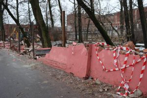 разрушенная ограда мясокомбината имени Кирова