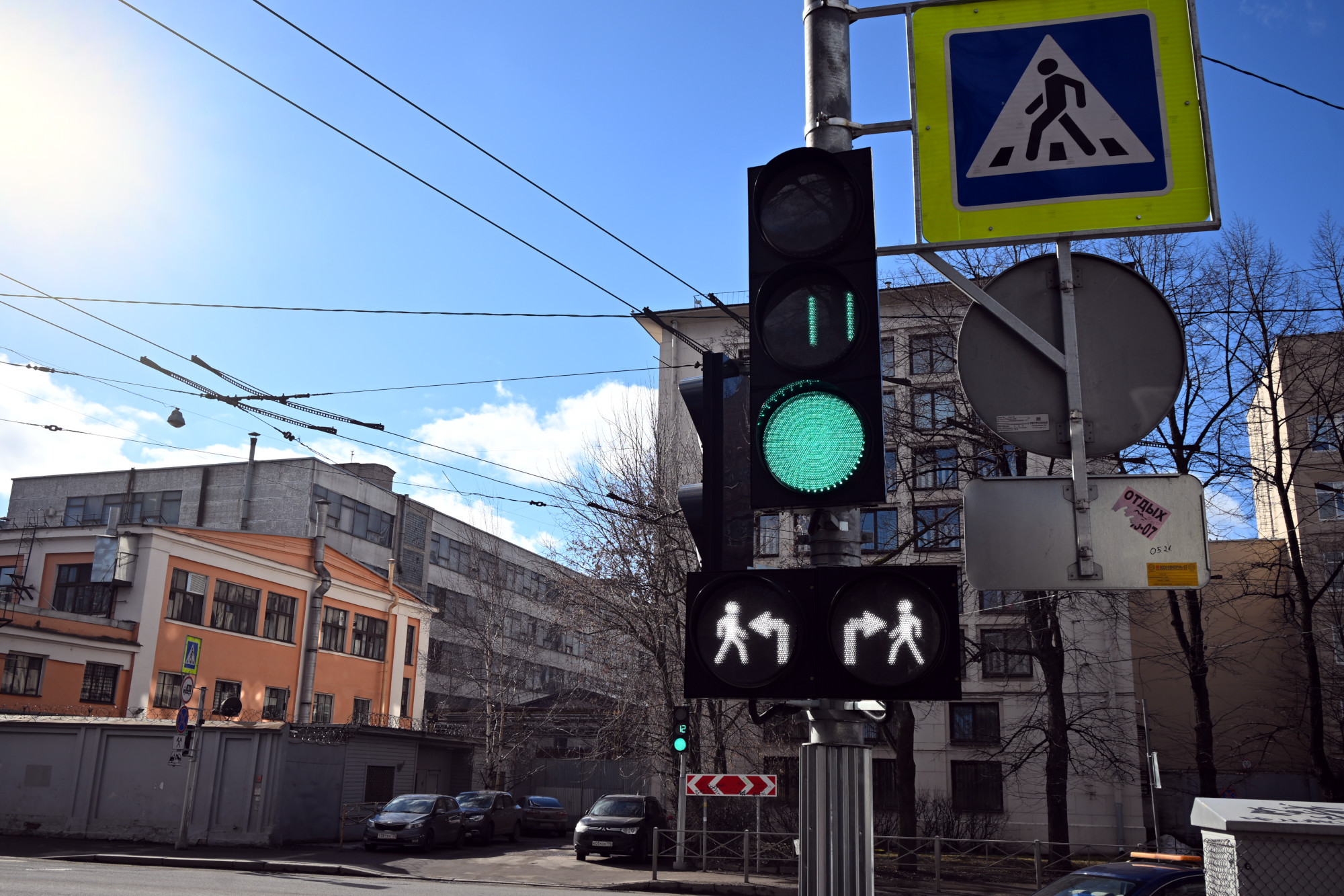 светофор с боковой секцией для пешеходов