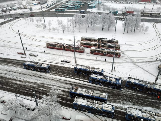 зима, снегопад, трамваи, троллейбусы, улица Кораблестроителей