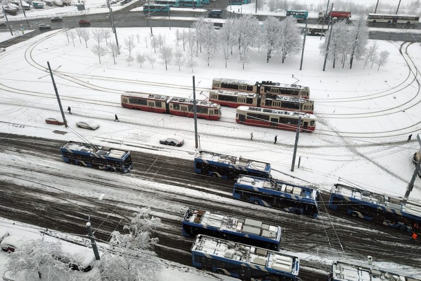 зима, снегопад, трамваи, троллейбусы, улица Кораблестроителей