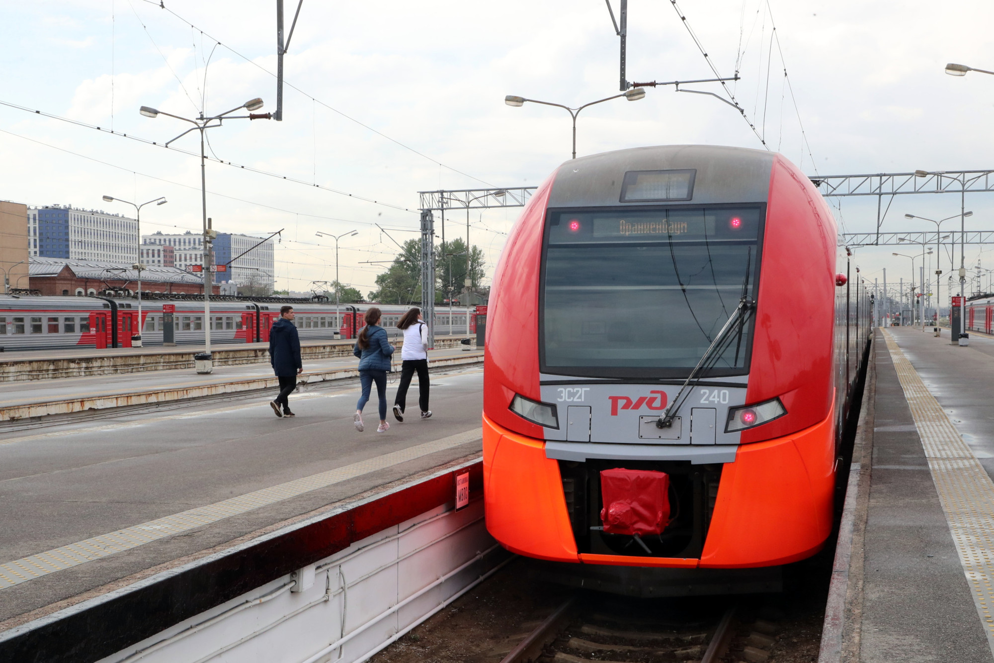 Спб балтийское ораниенбаум электрички. Ласточка на Балтийском вокзале. Поезд Ласточка СПБ. Ласточка электропоезд. Скоростной поезд Ласточка.