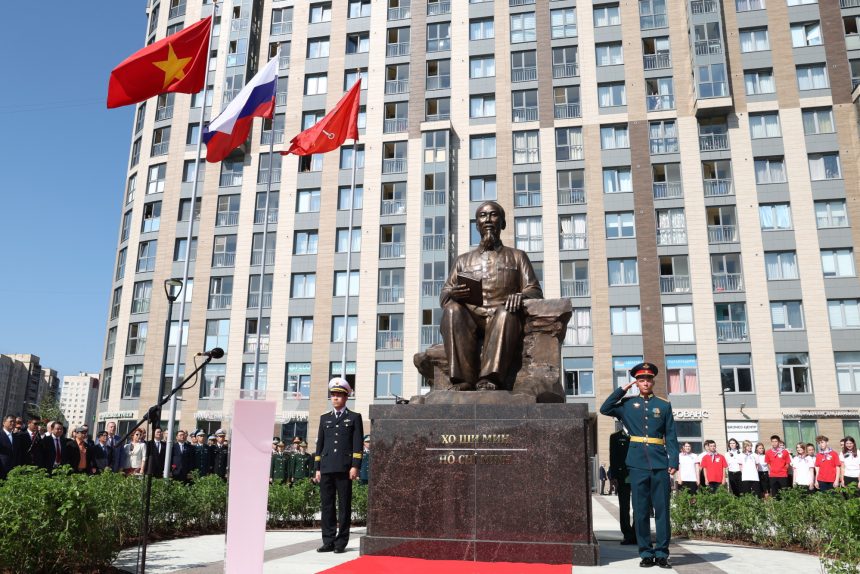 открытие памятника Хо Ши Мину, улица Хошимина, Вьетнам