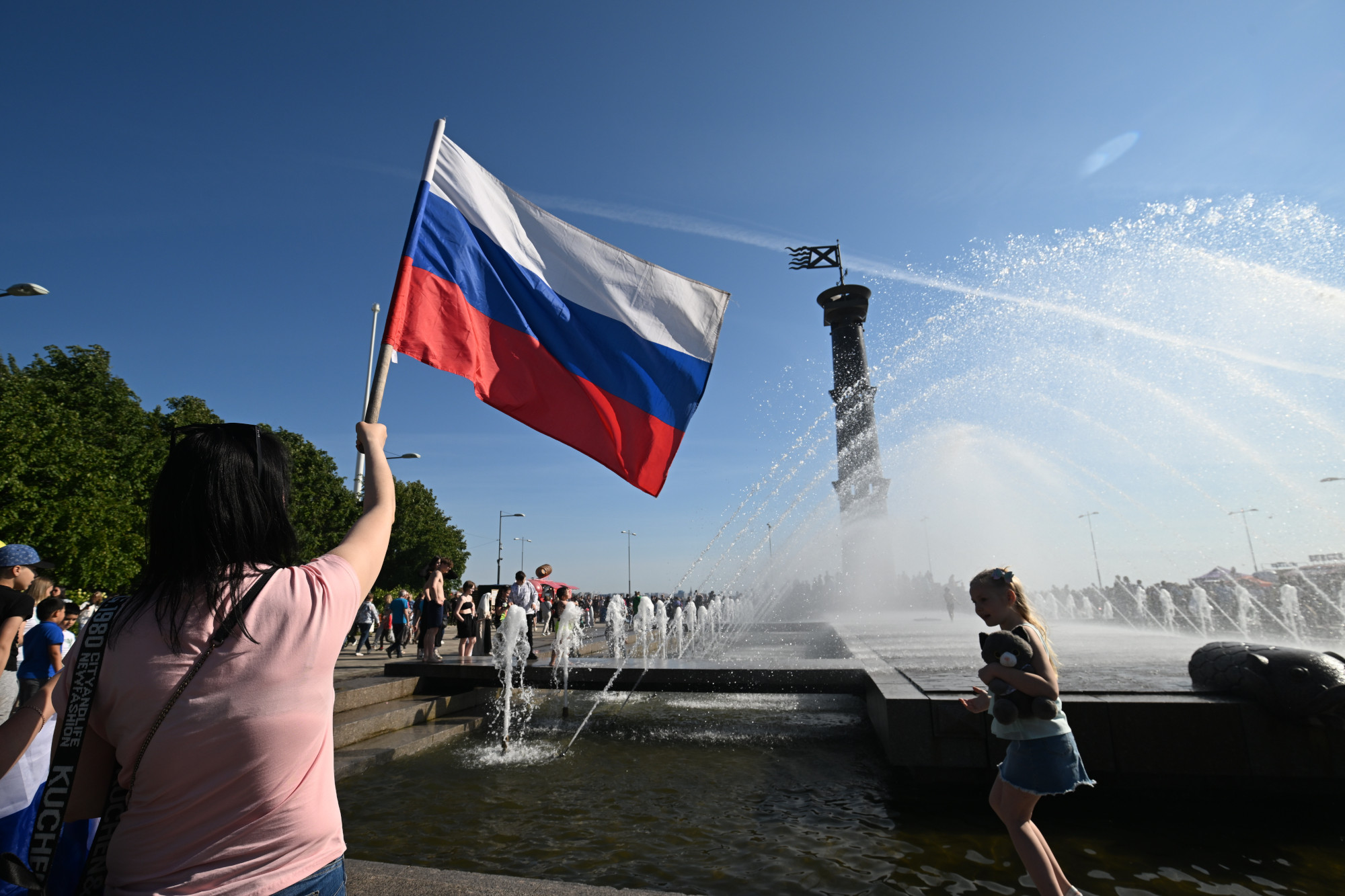 день России, флаг России, фонтан, парк 300-летия Петербурга, лето, жара