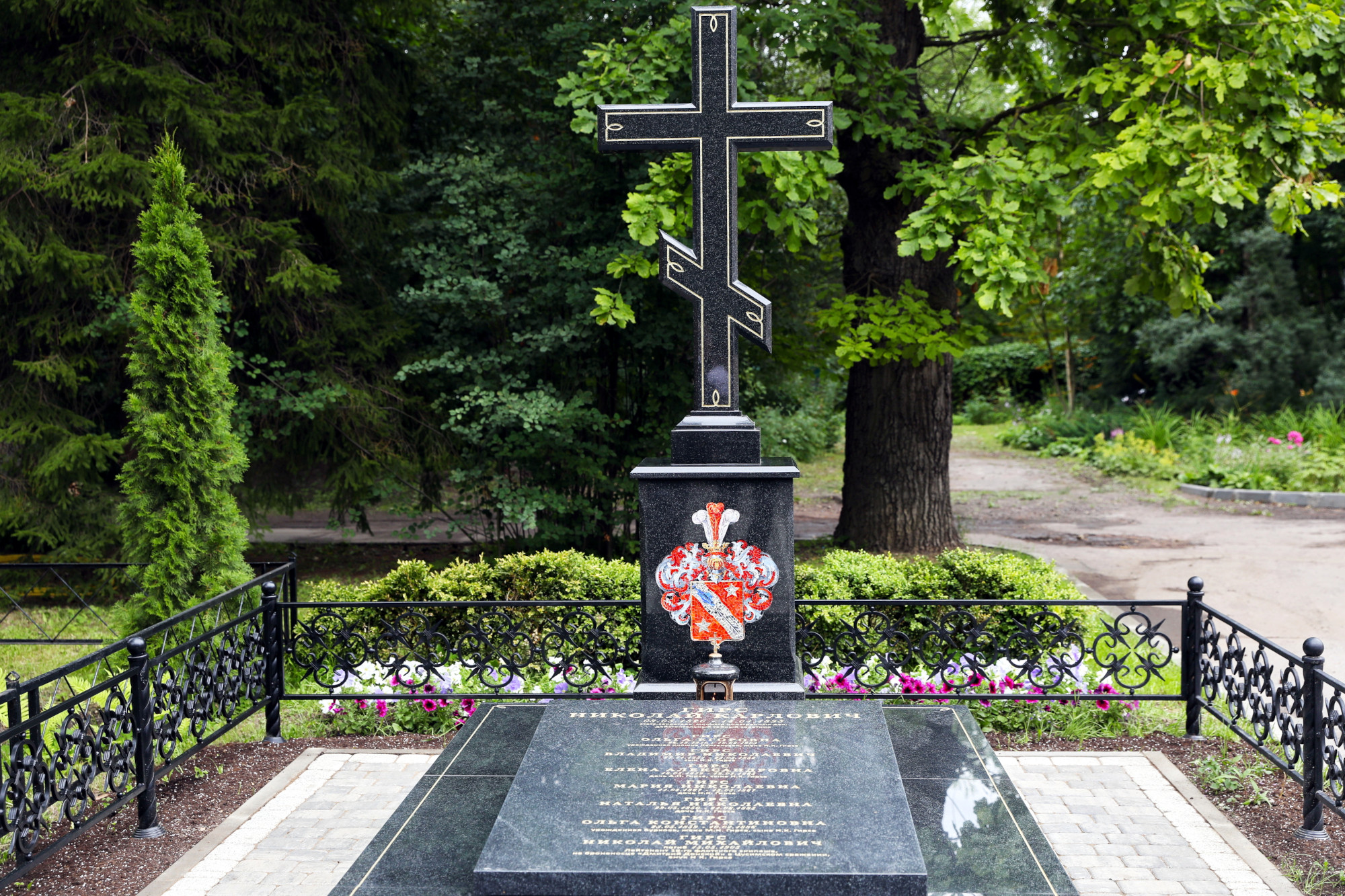 памятник на могиле Николая Гирса