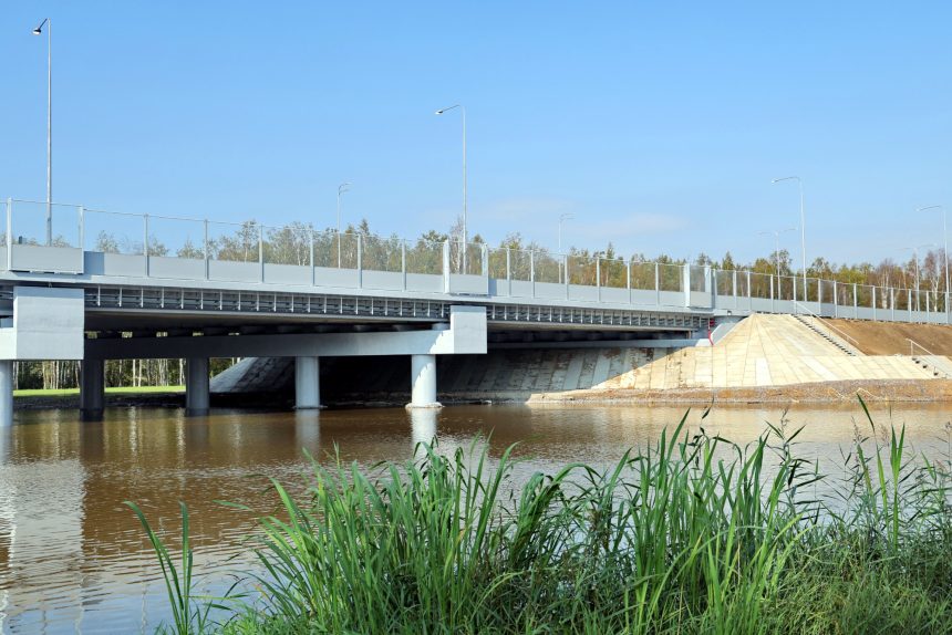 Шуваловский проспект, мост через Глухарку