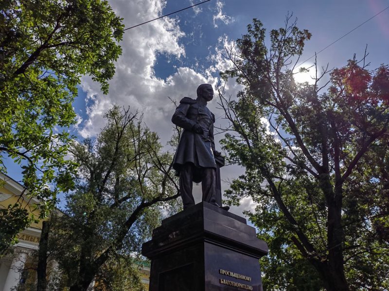 памятник Петру Ольденбургскому, Мариинская больница