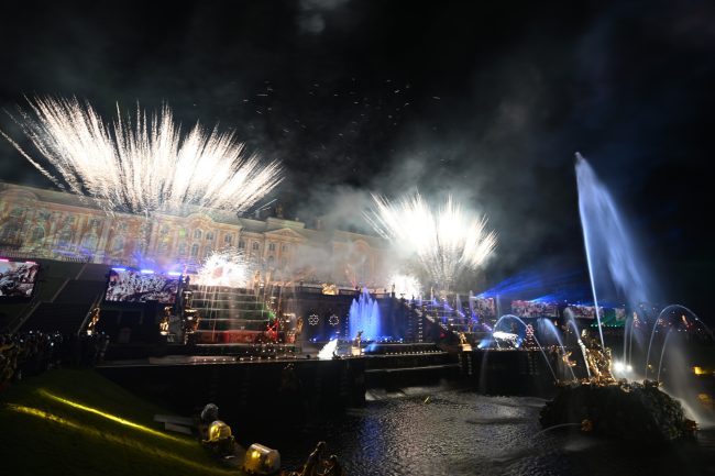 осенний праздник фонтанов в Петергофе