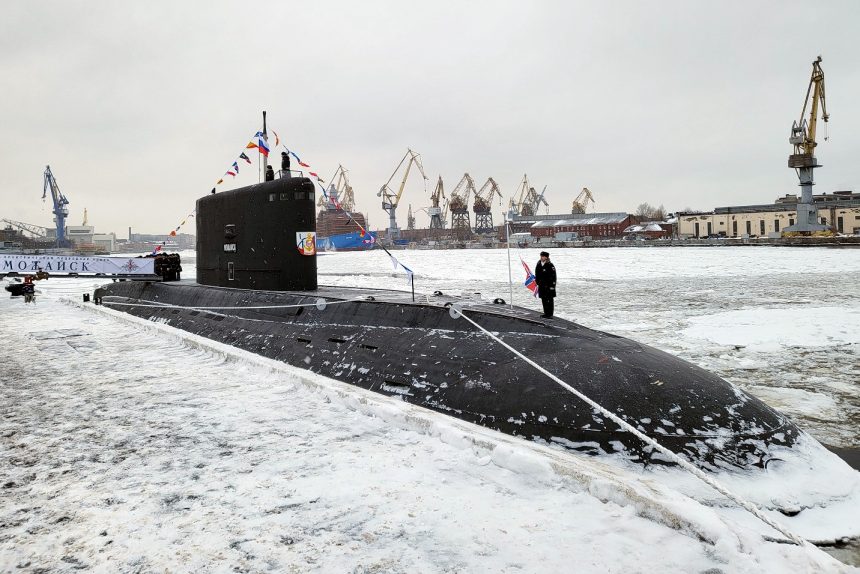 подъём флага на подводной лодке, подводная лодка Можайск, проект 636, Адмиралтейские верфи