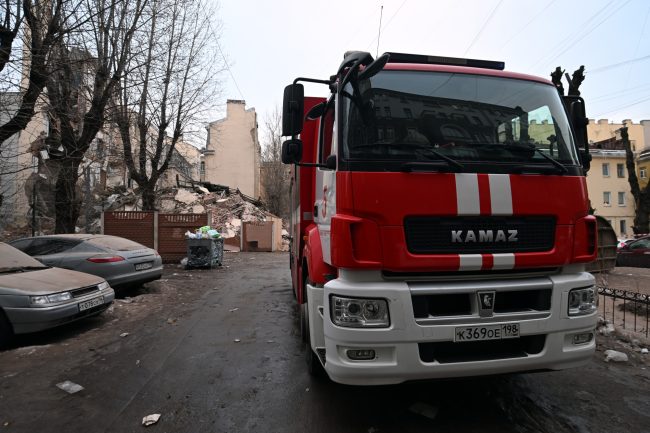 обрушение флигеля дома Семёнова, Гороховая улица 73, разрушенное здание, пожарная машина, МЧС