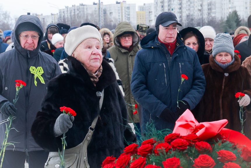 возложение цветов, годовщина прорыва блокады Ленинграда, монумент героическим защитникам Ленинграда на площади Победы