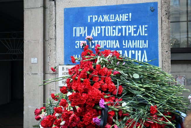 возложение цветов, памятная надпись При артобстреле эта стороны улицы наиболее опасна, годовщина освобождения Ленинграда от блокады