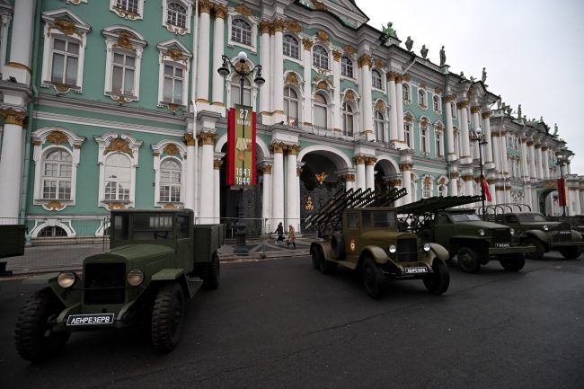 годовщина освобождения Ленинграда от блокады, выставка военной техники, ретроавтомобили
