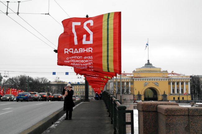 годовщина освобождения Ленинграда от блокады, красные флаги, украшение улиц, Дворцовый мост