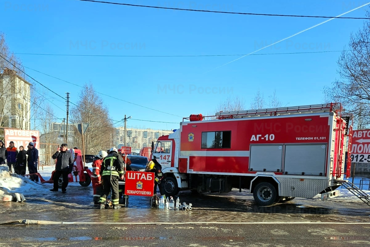 Крупный пожар произошёл в автосервисе в посёлке Бугры