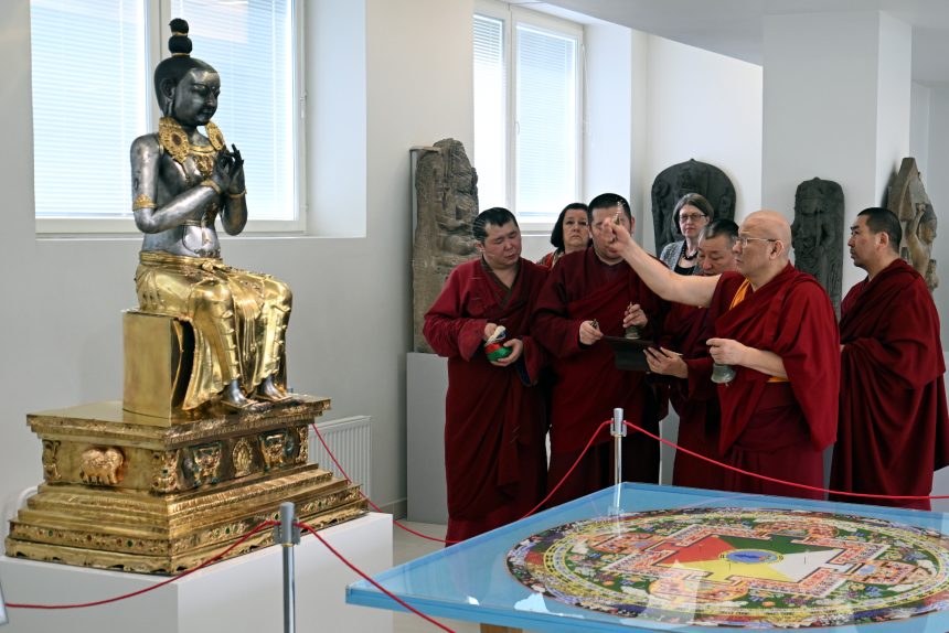 Будда Майтрея, освящение скульптуры, буддизм, ламы, Буда Бадмаев