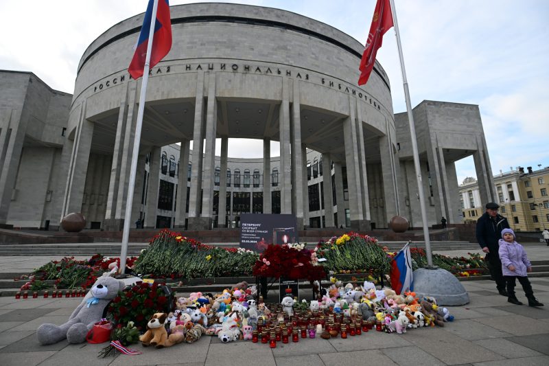 цветы, мемориал в память погибших в Крокус Сити Холл