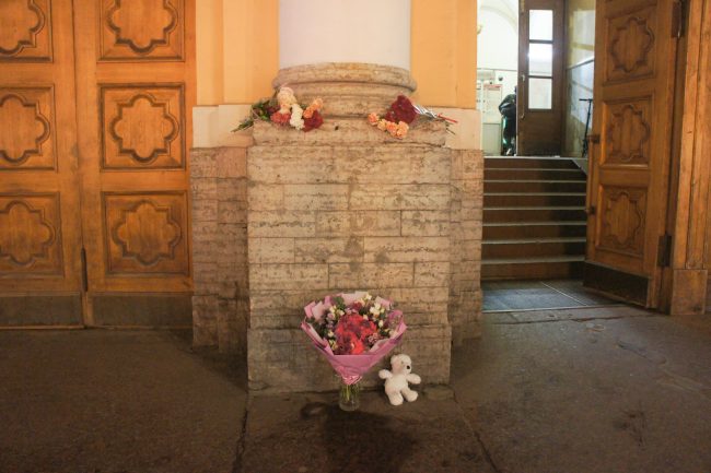 цветы, мемориал в память погибших в Крокус Сити Холл
