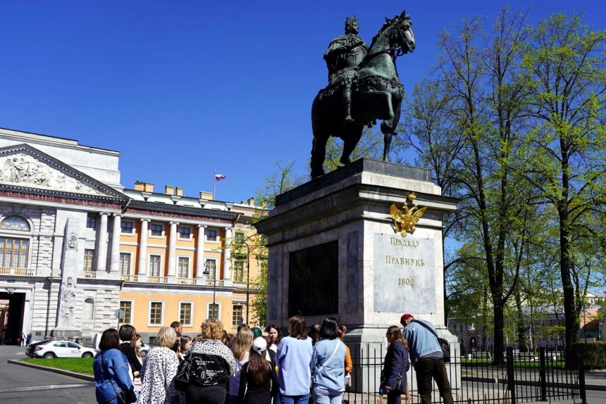 памятник Петру I, Михайловский замок