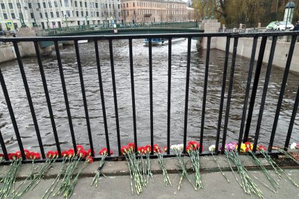 стихийный мемориал на месте крушения автобуса, Мойка, Поцелуев мост