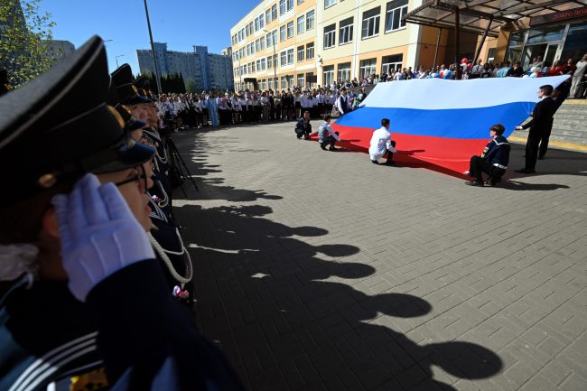 последний звонок, выпускники, школа 471, флаг России