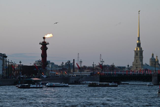 зажжённые Ростральные колонны, Петропавловская крепость, День Победы