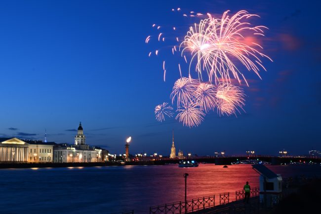 День Победы, фейерверк, Дворцовый мост, Петропавловская крепость, Кунсткамера