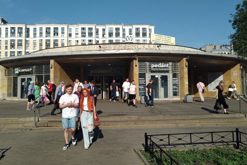 станция метро "Фрунзенская", лето, гуляющие люди
