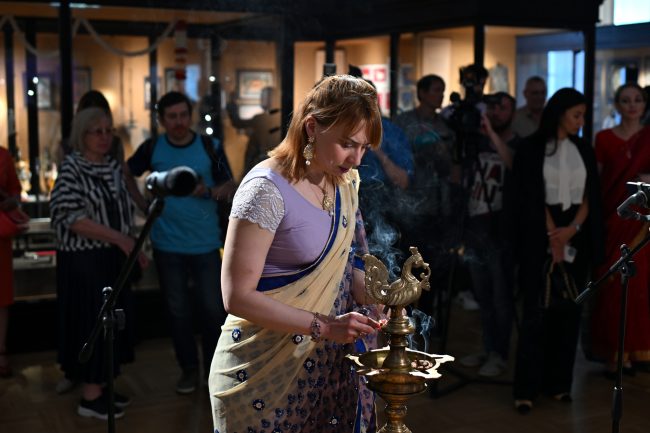Кунсткамера, Николаевский зал, открытие экспозиции Индии, женщина в сари