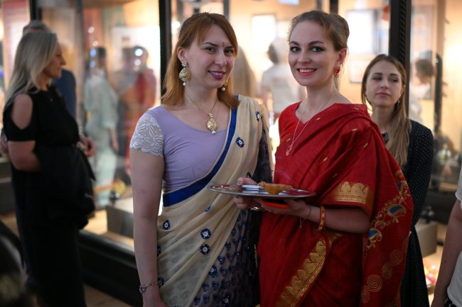 Кунсткамера, Николаевский зал, открытие экспозиции Индии, женщины в сари