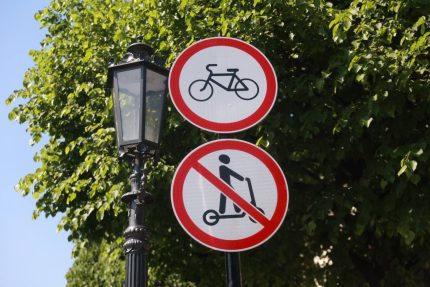 дорожные знаки 3.9 и 3.35, запрет на движение велосипедов, запрет на движение электросамокатов