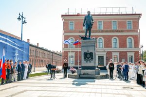 памятник Фёдору Ушакову, площадь Труда, Центральный военно-морской музей