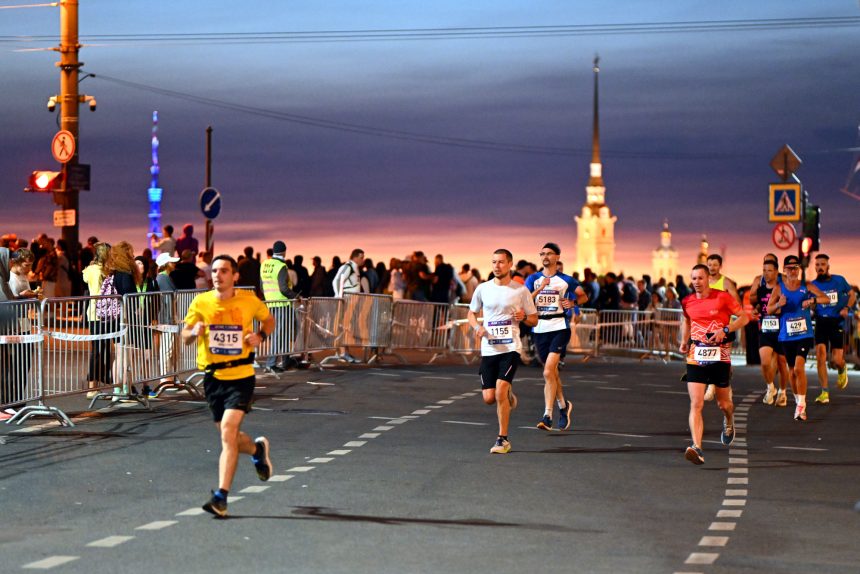 Делится ночь на километры. В Петербурге прошёл самый знаменитый марафон