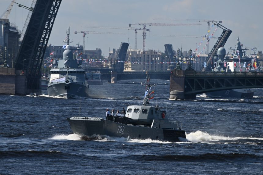 Полосатый день. В Петербурге прошёл главный военно-морской парад UPD