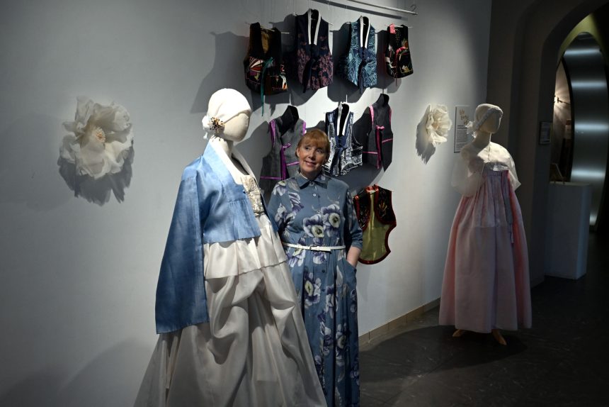 Ханбок переходного периода. В "Артмузе" показывают традиционную корейскую одежду с современным уклоном