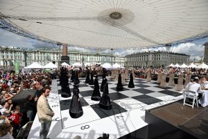 Лошадью ходи!.. На Дворцовой площади спустя сто лет снова сыграли в «живые шахматы»