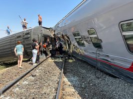 В Волгоградской области поезд сошёл с рельсов из-за столкновения с грузовиком