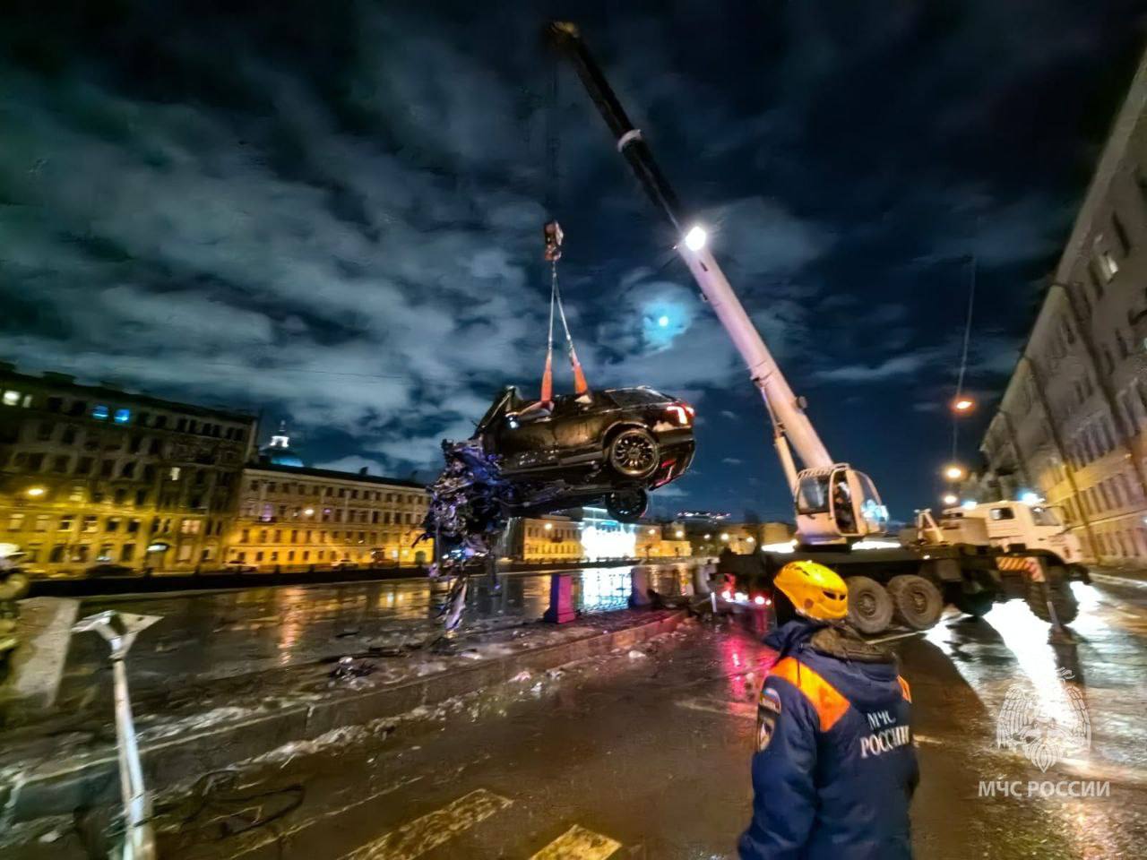 автомобиль Range Rover упавший в Фонтанку, авария, ДТП