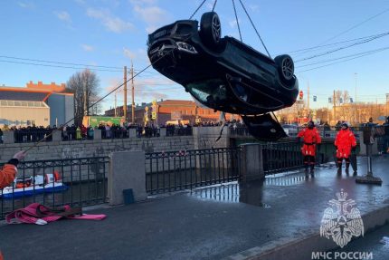 автомобиль упавший в Обводный канал, авария, ДТП