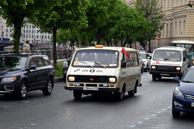 ретропарад, ретротранспорт, микроавтобус РАФ, маршрутка