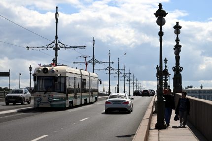 Троицкий мост, автомобили, автомобильное движение, трамвай Достоевский