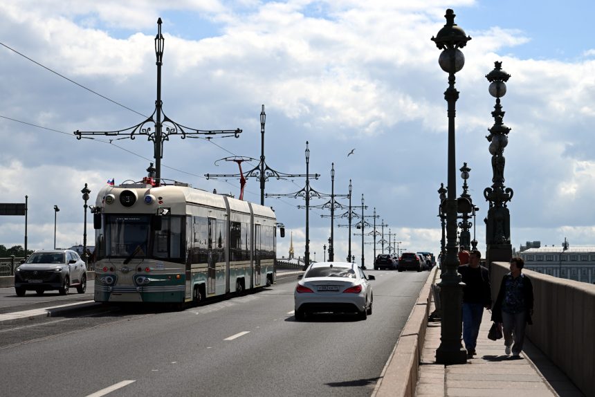 Троицкий мост, автомобили, автомобильное движение, трамвай Достоевский