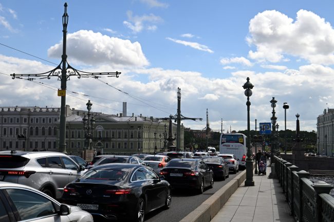 Троицкий мост, автомобили, автомобильное движение, пробка