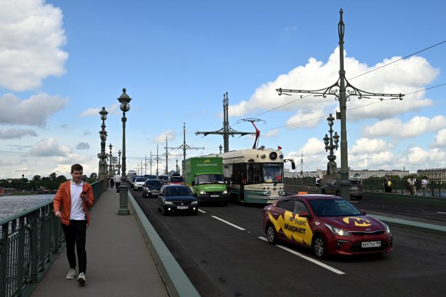 Троицкий мост, автомобили, автомобильное движение, трамвай Достоевский
