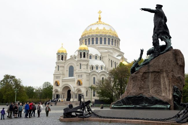Кронштадт, Никольский морской собор, Якорная площадь, памятник Макарову
