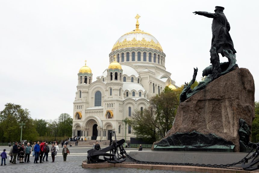 Кронштадт, Никольский морской собор, Якорная площадь, памятник Макарову