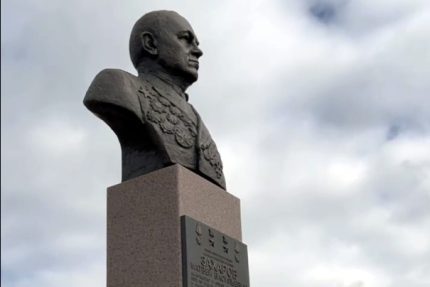 памятник маршалу Захарову, Московский парк Победы