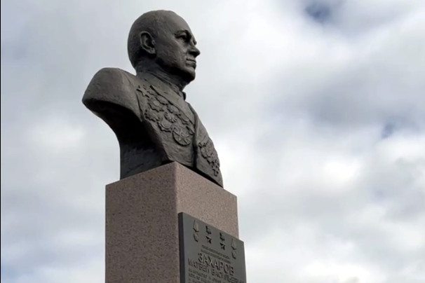 памятник маршалу Захарову, Московский парк Победы